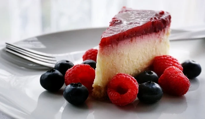 Cheesecake cu zmeură, reţetă gata în 30 de minute Ce ingrediente sunt necesare jpeg