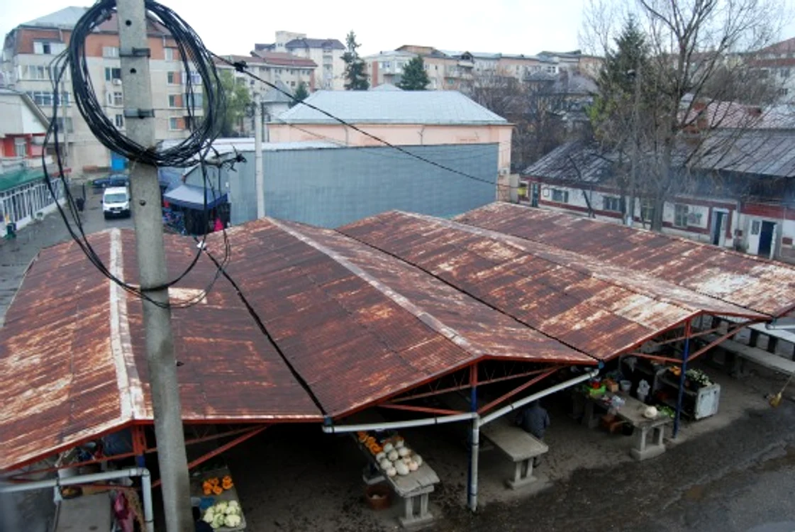 Apa pătrunde prin acoperişul ruginit al pieţei