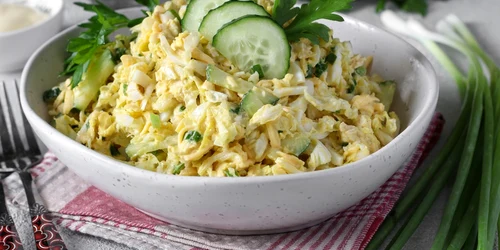 Salata de oua cu pui  Sursa foto shutterstock 2170072225 jpg