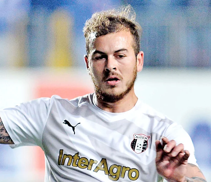 
    Momentul şutului prin care Hora l-a învins pe portarul CerniauskasFoto: David Muntean  