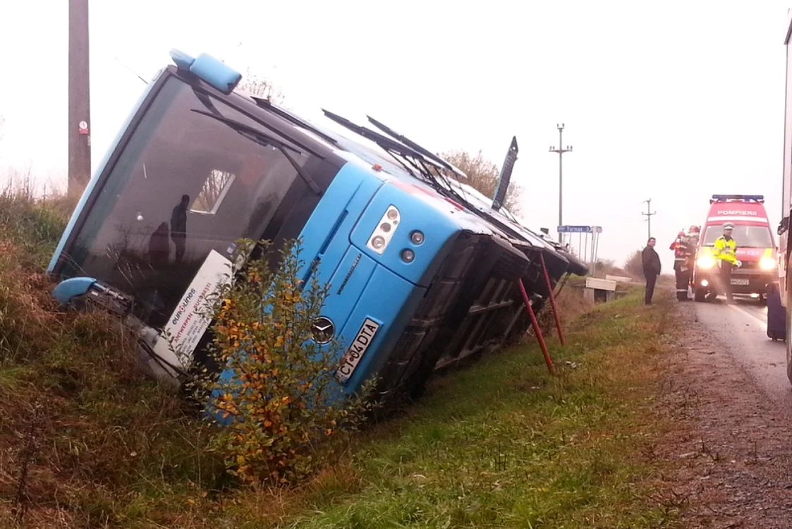 Autocarul s-a răsturnat. Pasagerii nu au suferit răni grave. FOTO: Prefectura Hunedoara