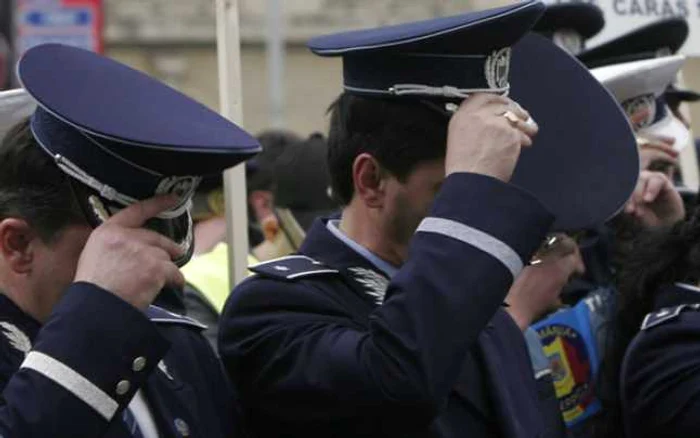 Patru poliţişti au fost reţinuţi