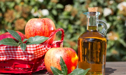 38609556   apple cider vinegar with a fresh apple jpeg