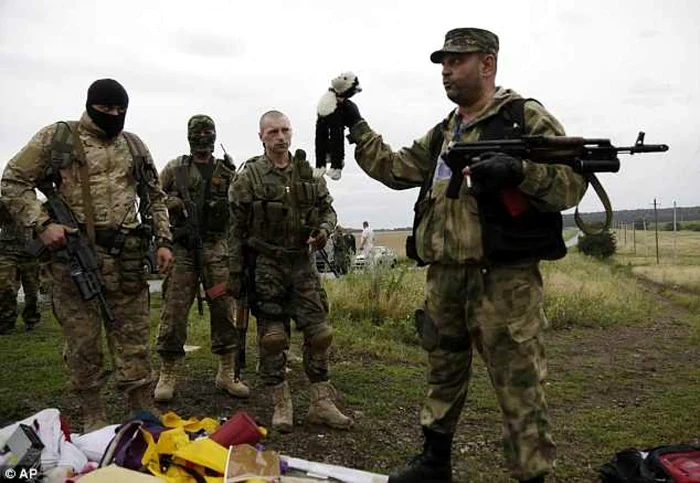 Separatiştii proruşi controlează zona în care a căzut avionul doborât de o rachetă. FOTOGRAFII via Daily Mail