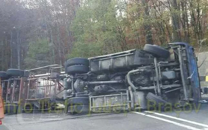 Cisterna era încărcată cu sodă caustică. FOTOInfo Trafic Judeţul Braşov.