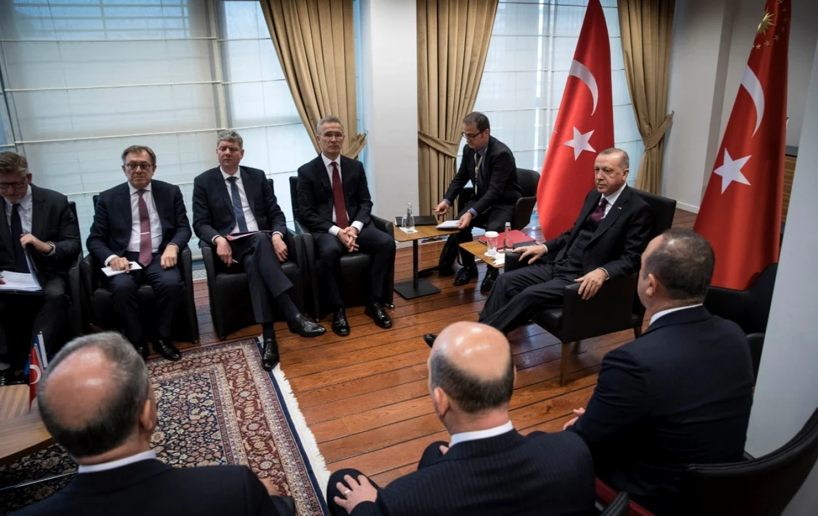 Chiar dacă şeful statului turc a fost oficial oaspete la sediul NATO, de facto secretarul general al Alianţei, Jens Stoltenberg, a fost cel invitat la sediul reprezentanţei Turciei, unde preşedintele Erdogan a preferat o poziţie mai degrabă marţială, cu evidentă trimitere imagologică la o altă pagină din istoria ţării sale. Foto: NATO.