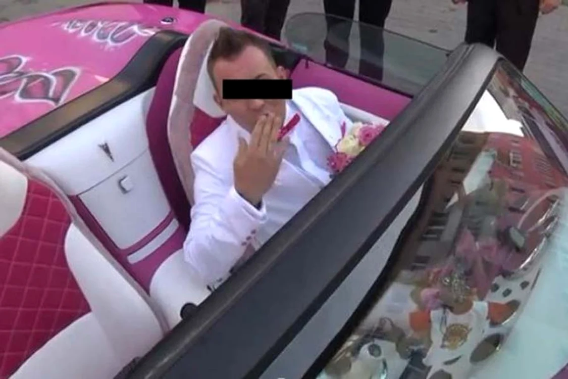 Şi-a dus nevasta la altar cu o maşină roz