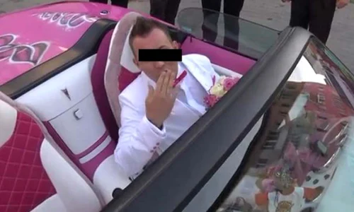 Şi a dus nevasta la altar cu o maşină roz jpeg