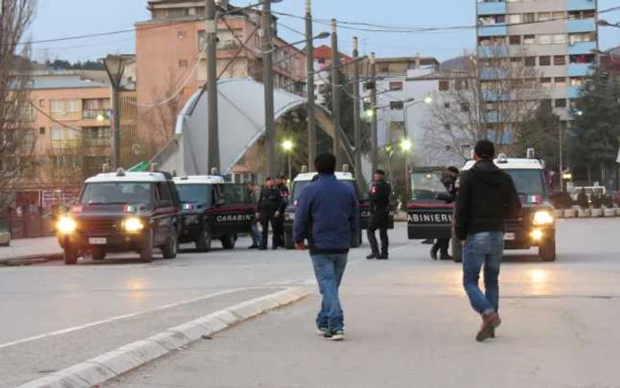 Unitatea MSU - formată doar din Carabinieri italieni – este parte din forţele kosovare (KFOR) şi are misiunea de a preveni conflicte în Mitrovica. Aici, pe podul peste râul Ibar FOTOGRAFII Iulia Roşu