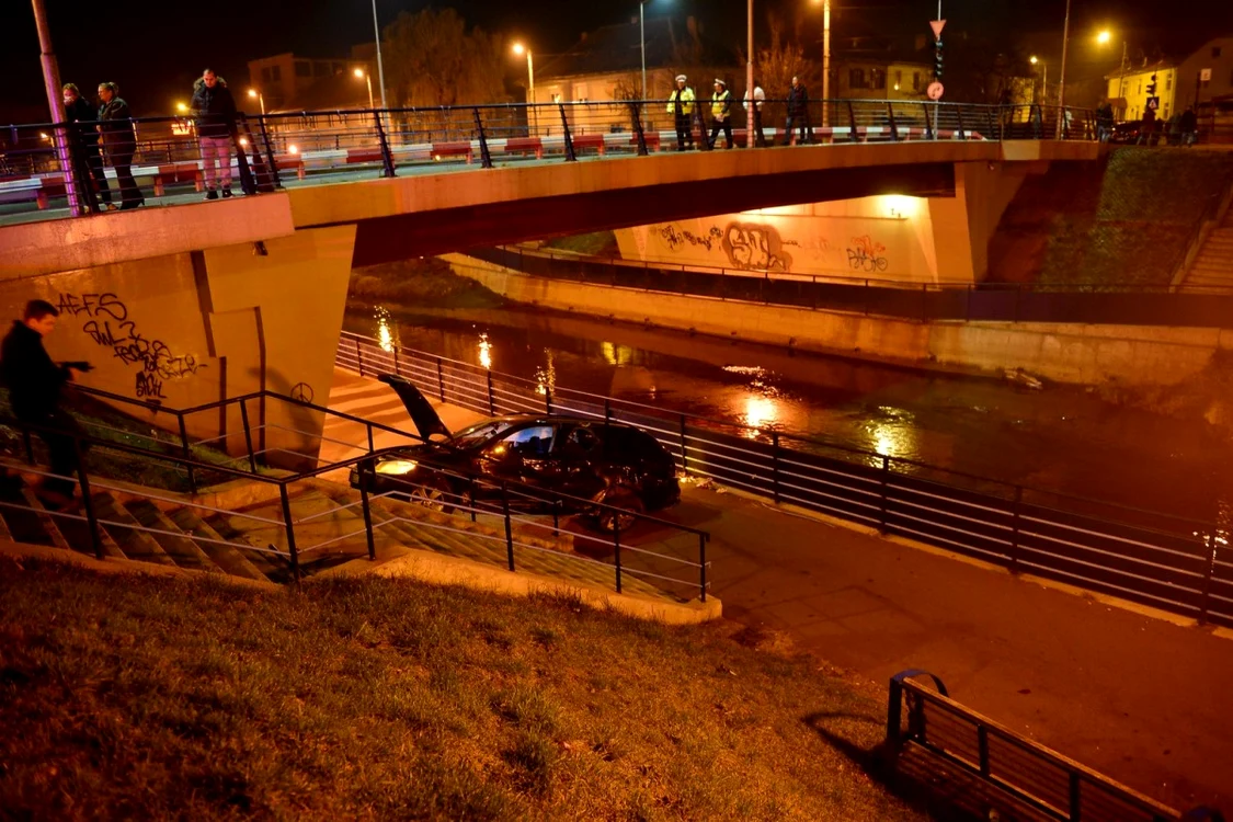 
    Norocul sibianului a fost că s-a oprit cu mașina în gardul de pe malul apei (foto: turnulsfatului.ro)  
