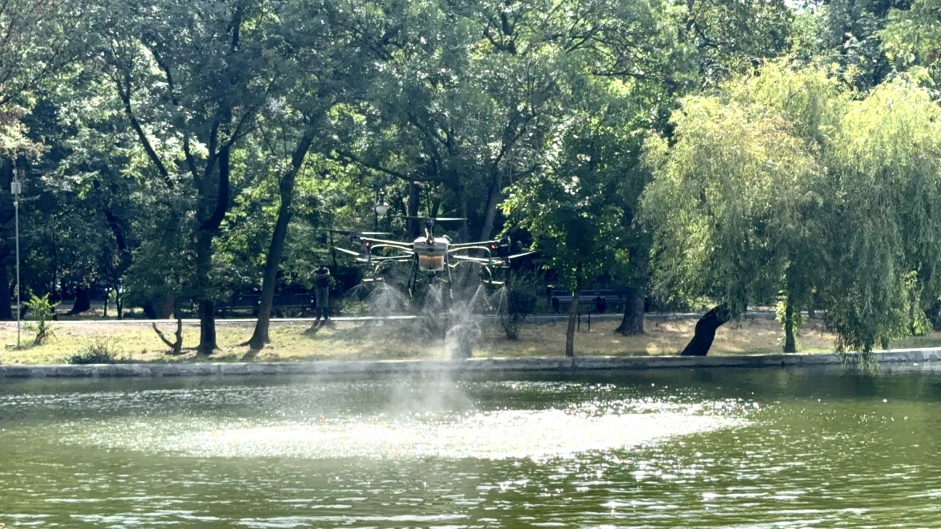 Primăria Capitalei testează uciderea țânțarilor cu drone
