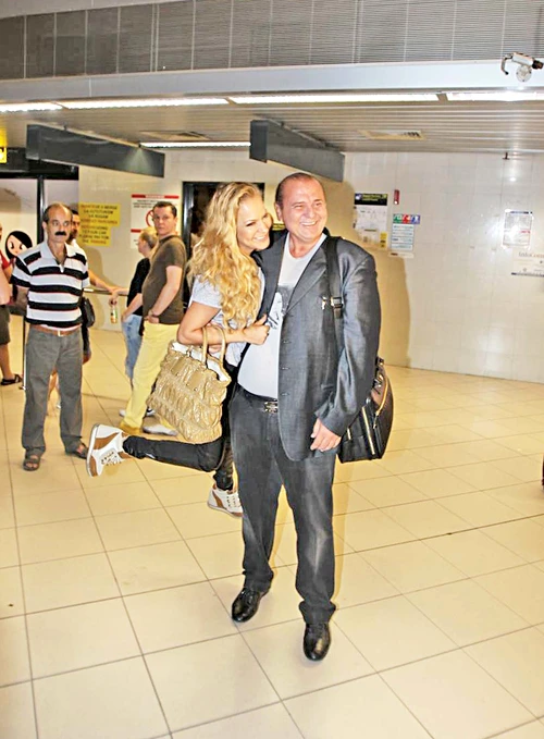 La aeroport a venit şi Andreea Antonescu, care i-a sărit lui Nick Rădoi direct în braţe