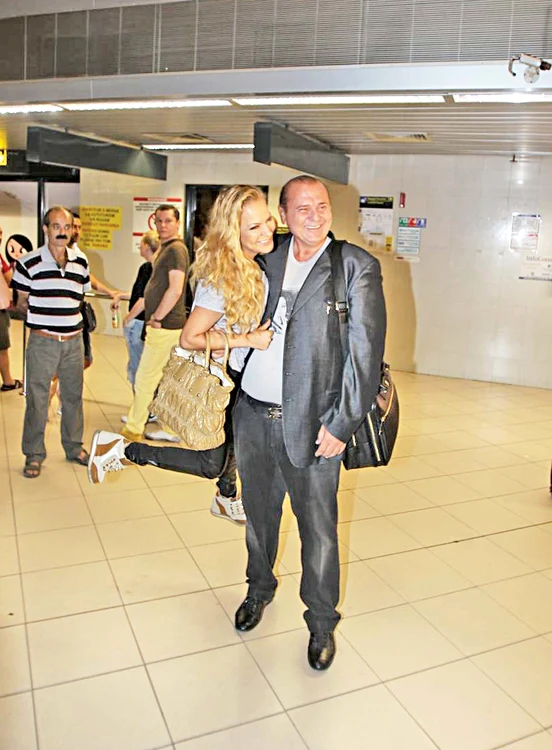 La aeroport a venit şi  Andreea Antonescu,  care i-a sărit lui Nick  Rădoi direct în braţe