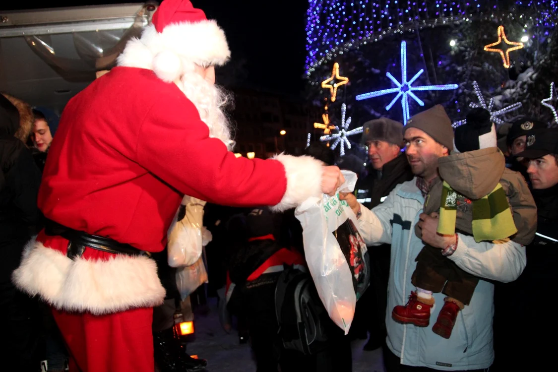 Moş Crăciun a oferit aproape 5.000 de cadouri copiilor din Suceava. Foto: Sandrinio Neagu
