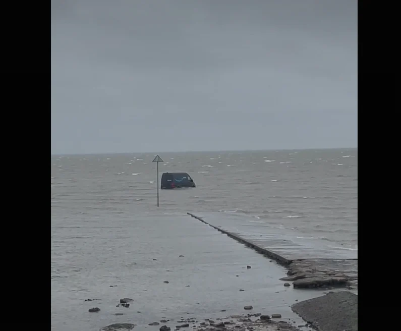 Livrare dusă prea departe: un curier din Marea Britanie a ajuns în mijlocul mării, după ce a urmat indicațiile GPS