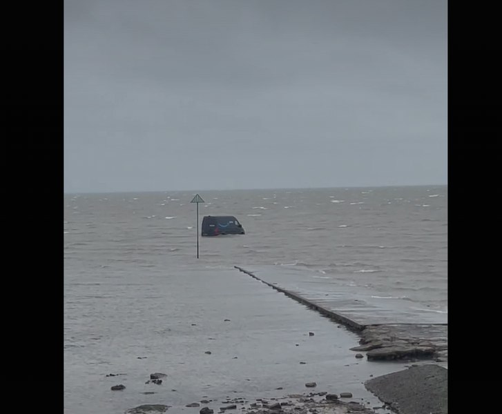 Livrare dusă prea departe: un curier din Marea Britanie a ajuns în mijlocul mării, după ce a urmat indicațiile GPS