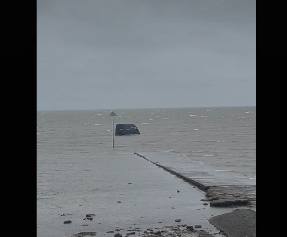 Livrare dusă prea departe: un curier din Marea Britanie a ajuns în mijlocul mării, după ce a urmat indicațiile GPS