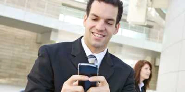 Cei care renunţă seara la smartphone revin cu plăcere la muncă a doua zi