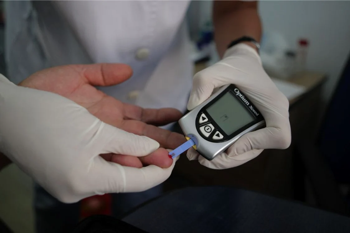 Persoanele care suferă de diabet, mai ales de tip I, trebuie să-şi controleze nivelul glicemic de mai multe ori pe zi