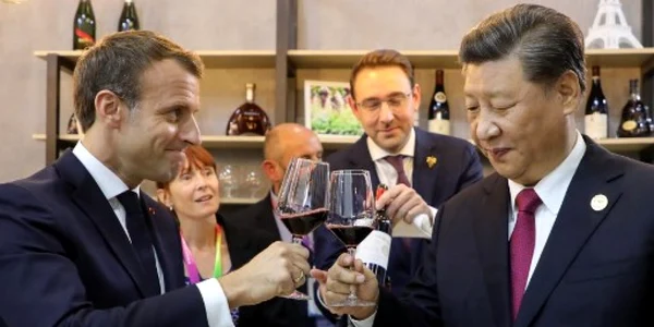 Emmanuel Macron si Xi Jinping la pavilionul Frantei de la Expozitia Internationala Chineza de Importuri FOTO AFP