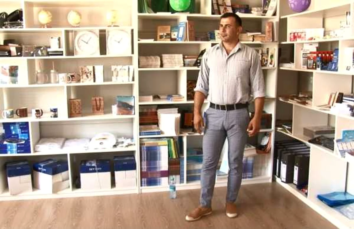 Remus Ursache în librăria sa de la Coşula FOTO Cosmin Zamfirache