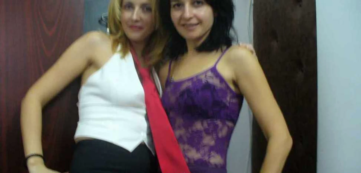 Fetele, în impostaze sexy