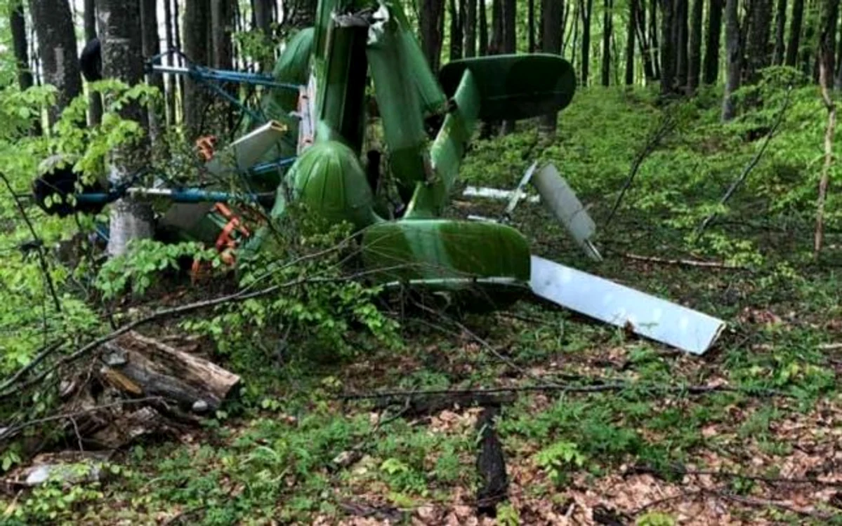 
    Pilotul aflat la bordul aeronavei a fost găsit mort lângă elicopterFoto:Adevărul  