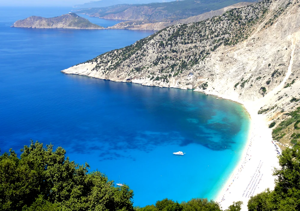 Myrtos, bijuteria Kefaloniei cu ape turcoaz spectaculoase Foto: FB