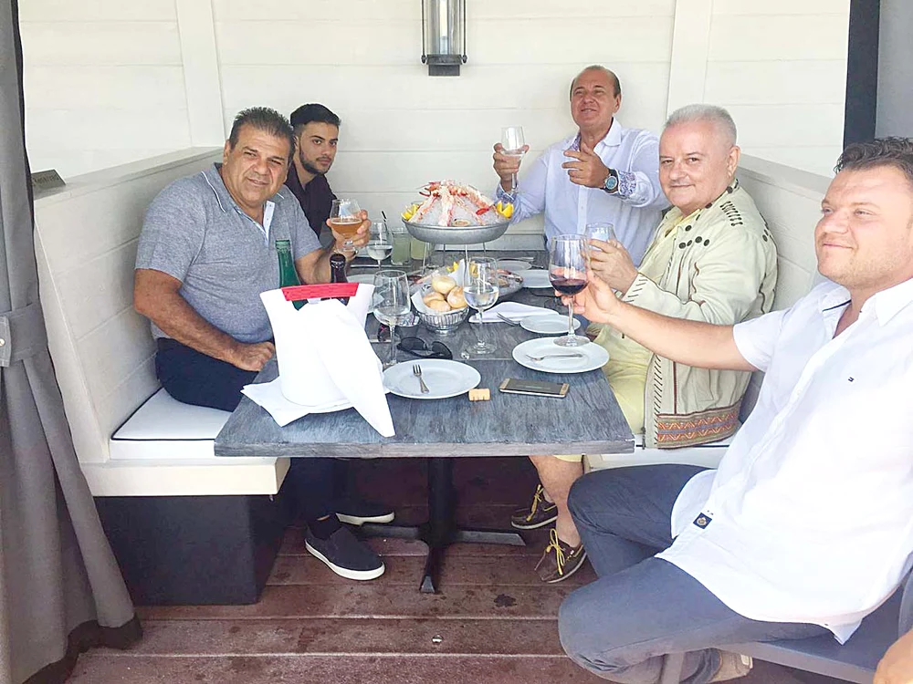 Grupul afaceriştilor a deschis petrecerea cu fructe de mare şi vin scump