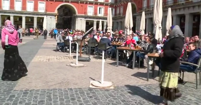 Olandezii s-au distrat ca la spectacol pe seama cerşetoarelor care par venite din Africa de nord sau din Orientul apropiat