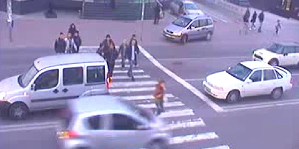 Tânăra trecea pe „verde“ când a fost lovită cu maşina