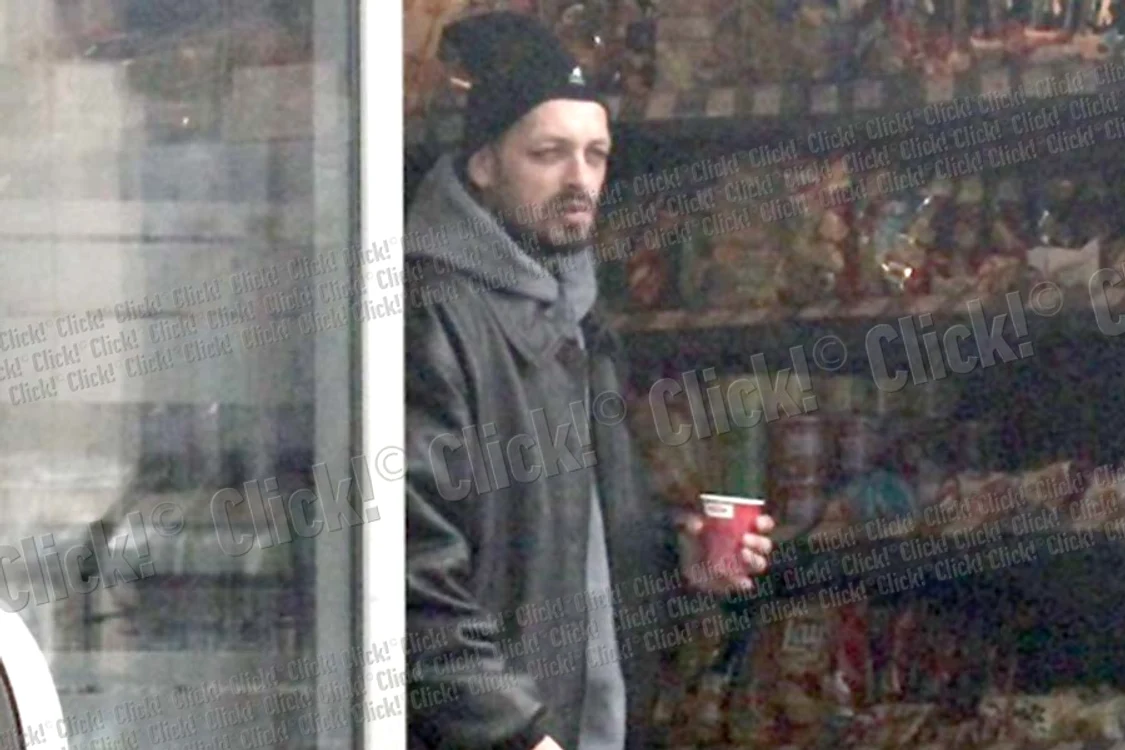 Rapperul de la Paraziţii  are o ţinută ieşită din  comun: pantaloni în vine  şi boxeri cu desene (Fotografii: blitz)
