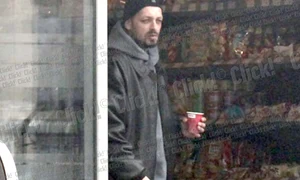 Rapperul de la Paraziţii  are o ţinută ieşită din  comun: pantaloni în vine  şi boxeri cu desene (Fotografii: blitz) jpeg