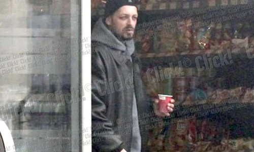 Rapperul de la Paraziţii  are o ţinută ieşită din  comun: pantaloni în vine  şi boxeri cu desene (Fotografii: blitz) jpeg