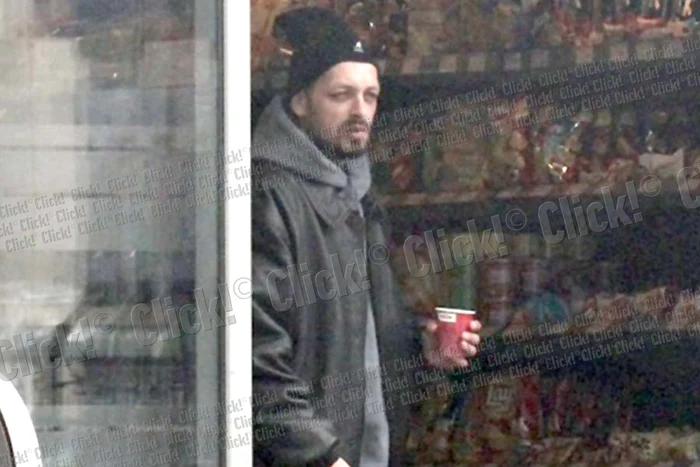 Rapperul de la Paraziţii  are o ţinută ieşită din  comun: pantaloni în vine  şi boxeri cu desene (Fotografii: blitz)