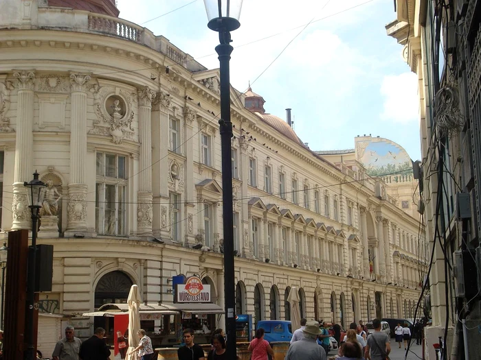 
    Impunătoarea clădire de pe Lipscani a fost, înainte de regimul comunist, sediul primei societăți românești de asigurări, „Dacia-România”Foto: wikipedia.ro  