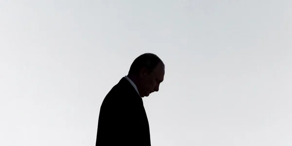 vladimir putin singur umbra trist cocosat shutterstock 1177474882 jpg