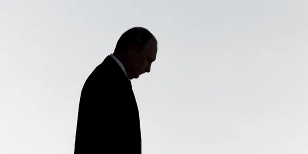 vladimir putin singur umbra trist cocosat shutterstock 1177474882 jpg