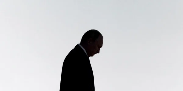 vladimir putin singur umbra trist cocosat shutterstock 1177474882 jpg