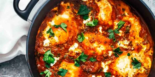 mic dejun cu oua ochiuri si cartofi