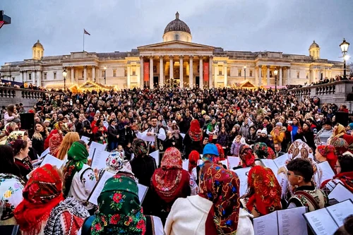 Primul concert de colinde și parada portului popular românesc în Londra Sursă La blouse roumaine foto Alex Coman