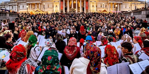 Primul concert de colinde și parada portului popular românesc în Londra Sursă La blouse roumaine foto Alex Coman