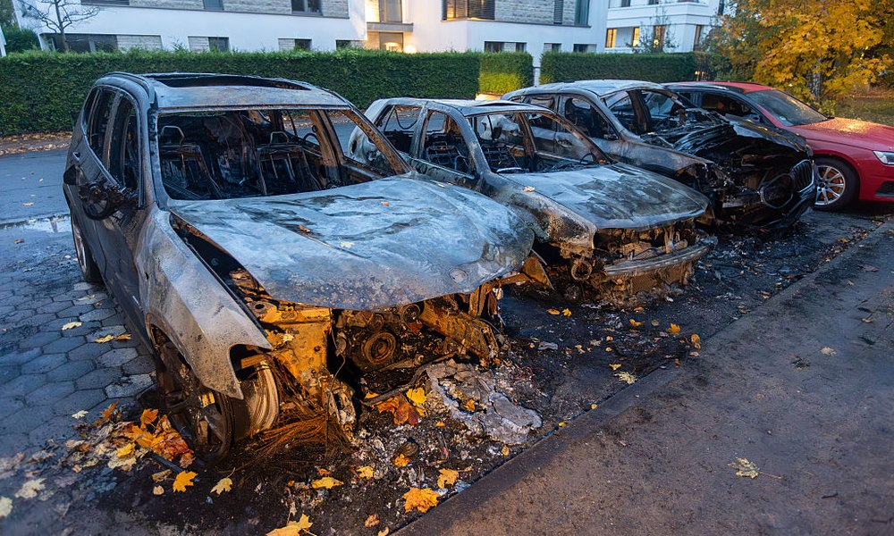 Un parlamentar german, amenințat cu moartea după ce i-a fost incendiată mașina: „Trebuie să-l urmez pe Charlie Kirk în iad”
