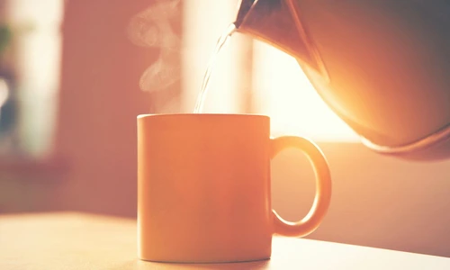 apa caldă băută dimineaţa jpeg