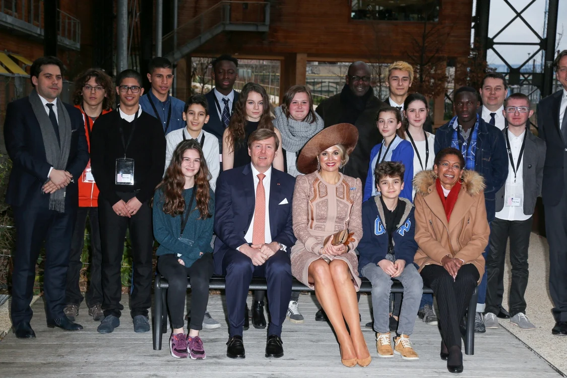 Regina Maxima, alături de Regele Willem-Alexander, ministrul George Pau-Langevin (în dreapta, pe bancă) şi fostul fotbalist Lilian Thuram (în picioare, în spatele Reginei)