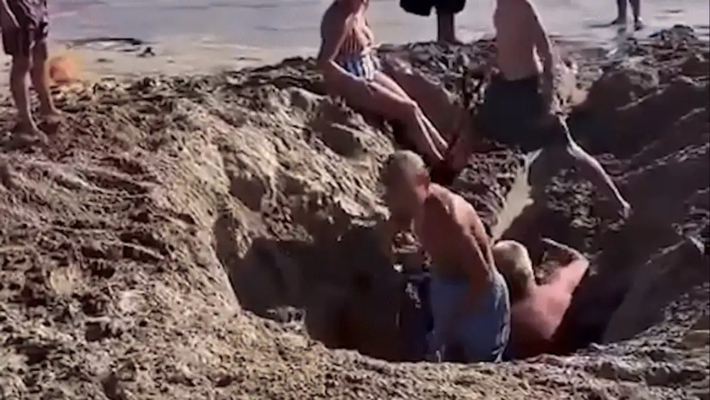 La un pas de a fi „înghițiți de vii” de nisip. Doi copii care săpau o groapă, salvați în ultimul moment de salvamari