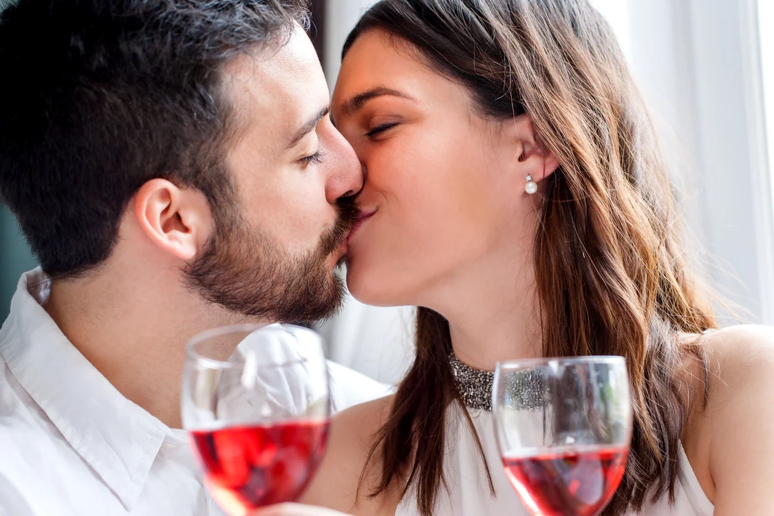 
    Vinul roşu este considerată una dintre cele mai bune băuturi care stimulează dorinţa sexualăfoto: 123RF  