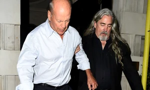 Actorul de 63 de ani a avut nevoie de bodyguarzi pentru a se ţine pe picioare jpeg