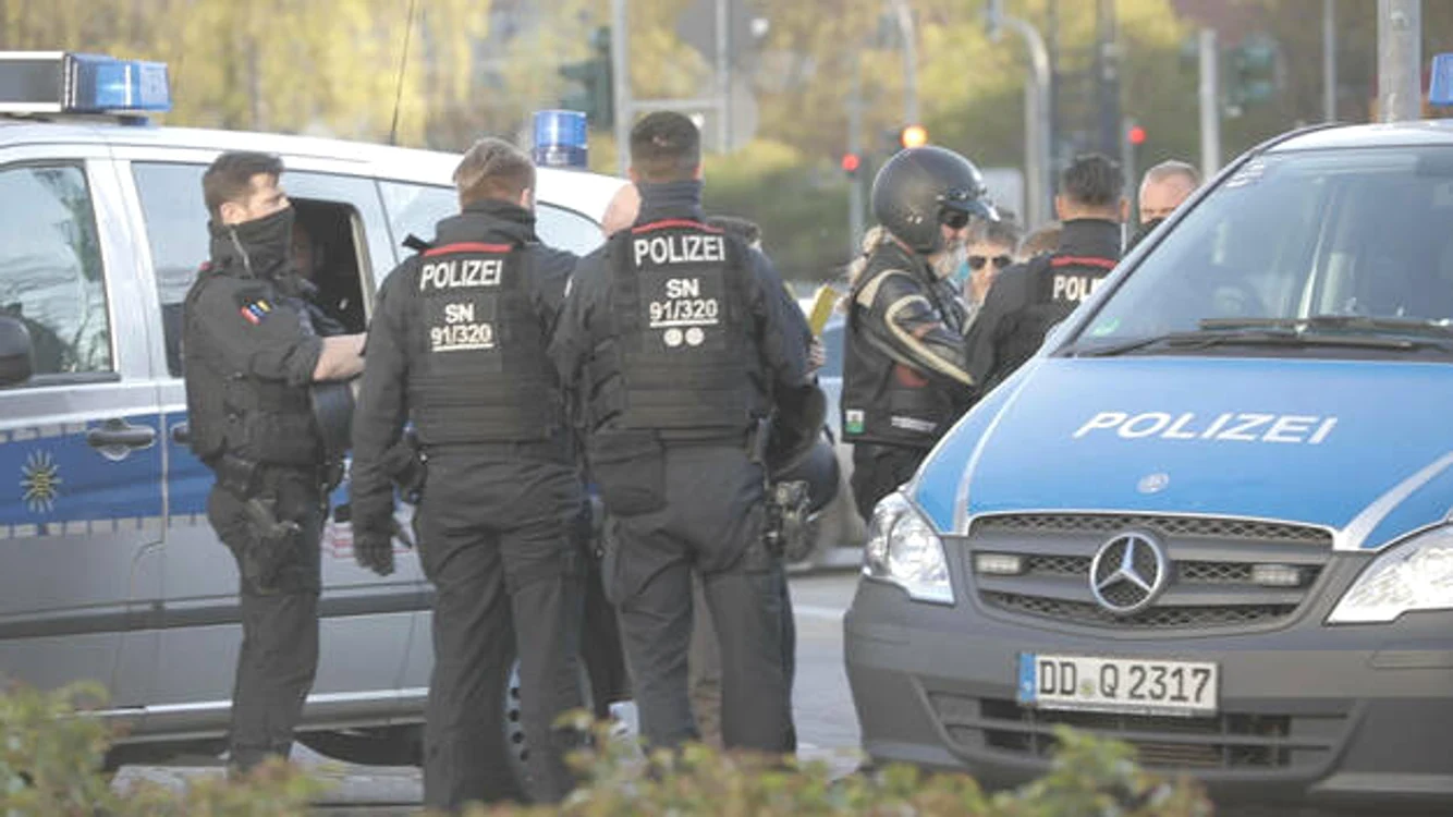
    Polițiștii germani au efectuat 39 de percheziții în cel mai mare caz de fraudă cu subvenții CovidFoto: blacknews.ro  