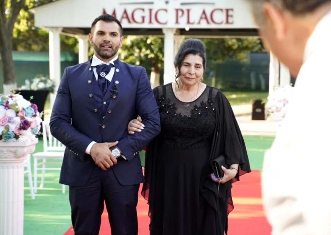 
    Florin Pastramă, alături de mama lui  